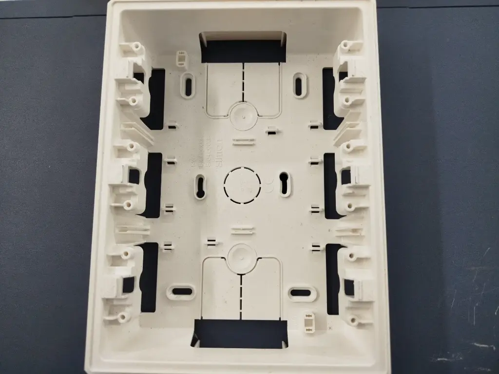 Caja de enchufes SIMON.